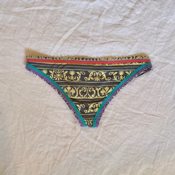 Maaji | Reversible Cheeky Bikini Bottom | Size Small - Picture 2 of 2
